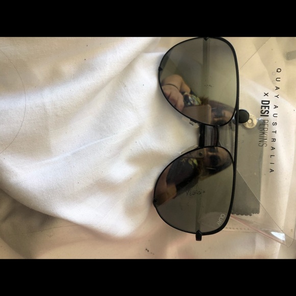 Quay high key silver/ black mirror sunglasses - Picture 2 of 5